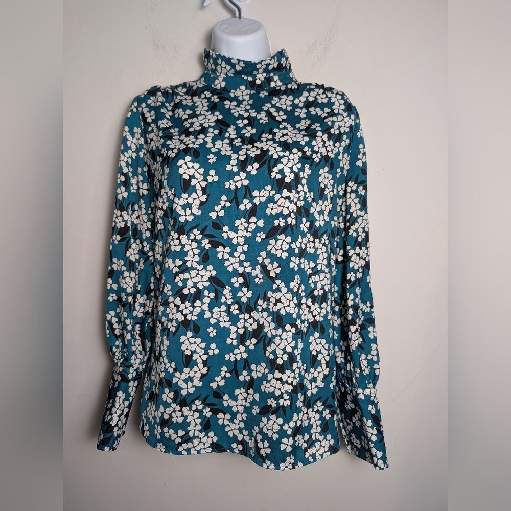 Who What Wear Dancing Clover Shirt High mock Neck Blouse Long Sleeve Satin Green - Picture 1 of 10